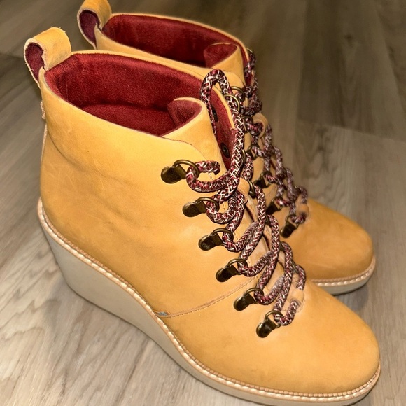 Toms Tan and Red Ankle Booties with Nubuck Leather - Picture 1 of 8